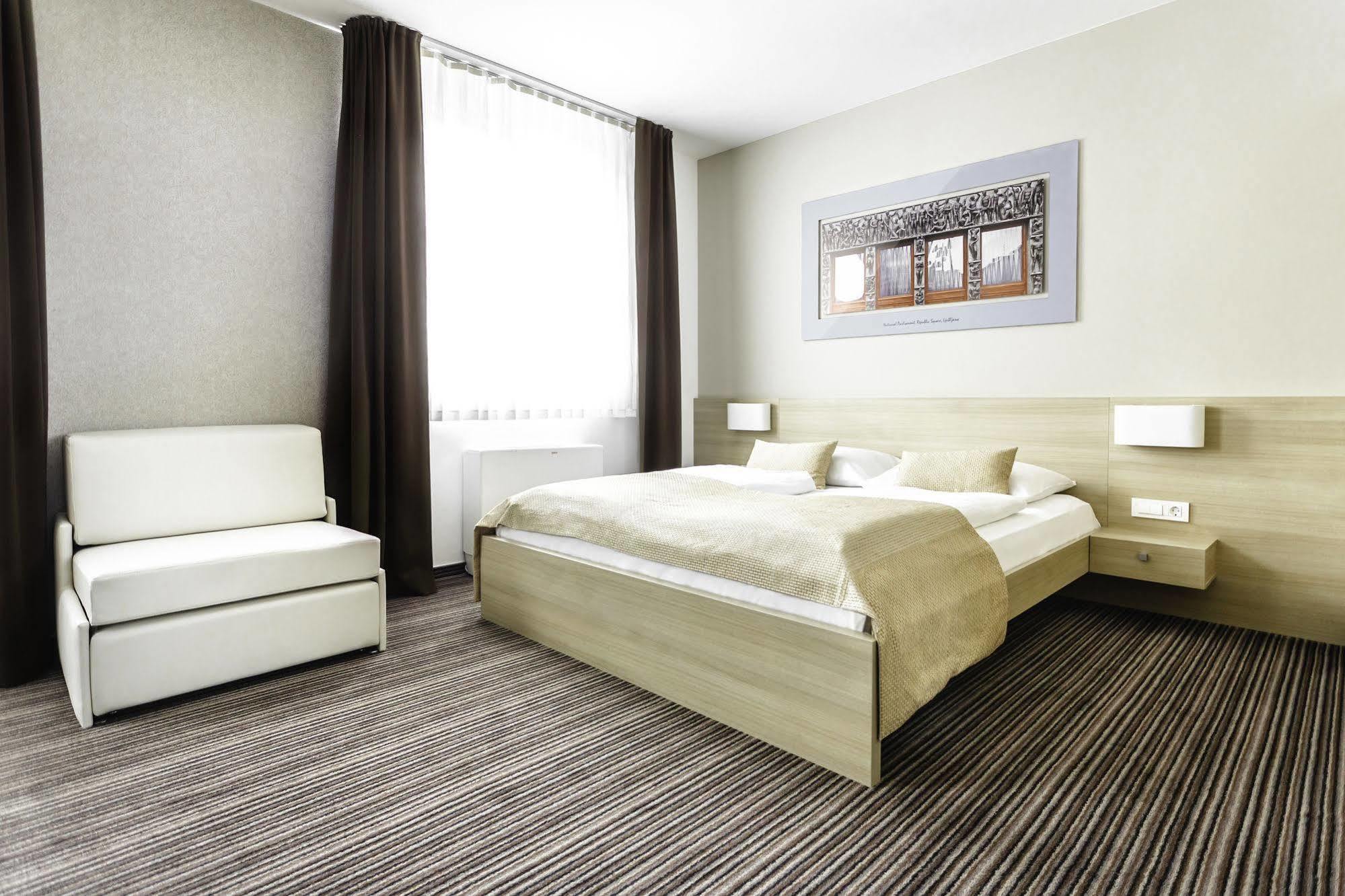 Ahotel Ljubljana Liubliana Exterior foto